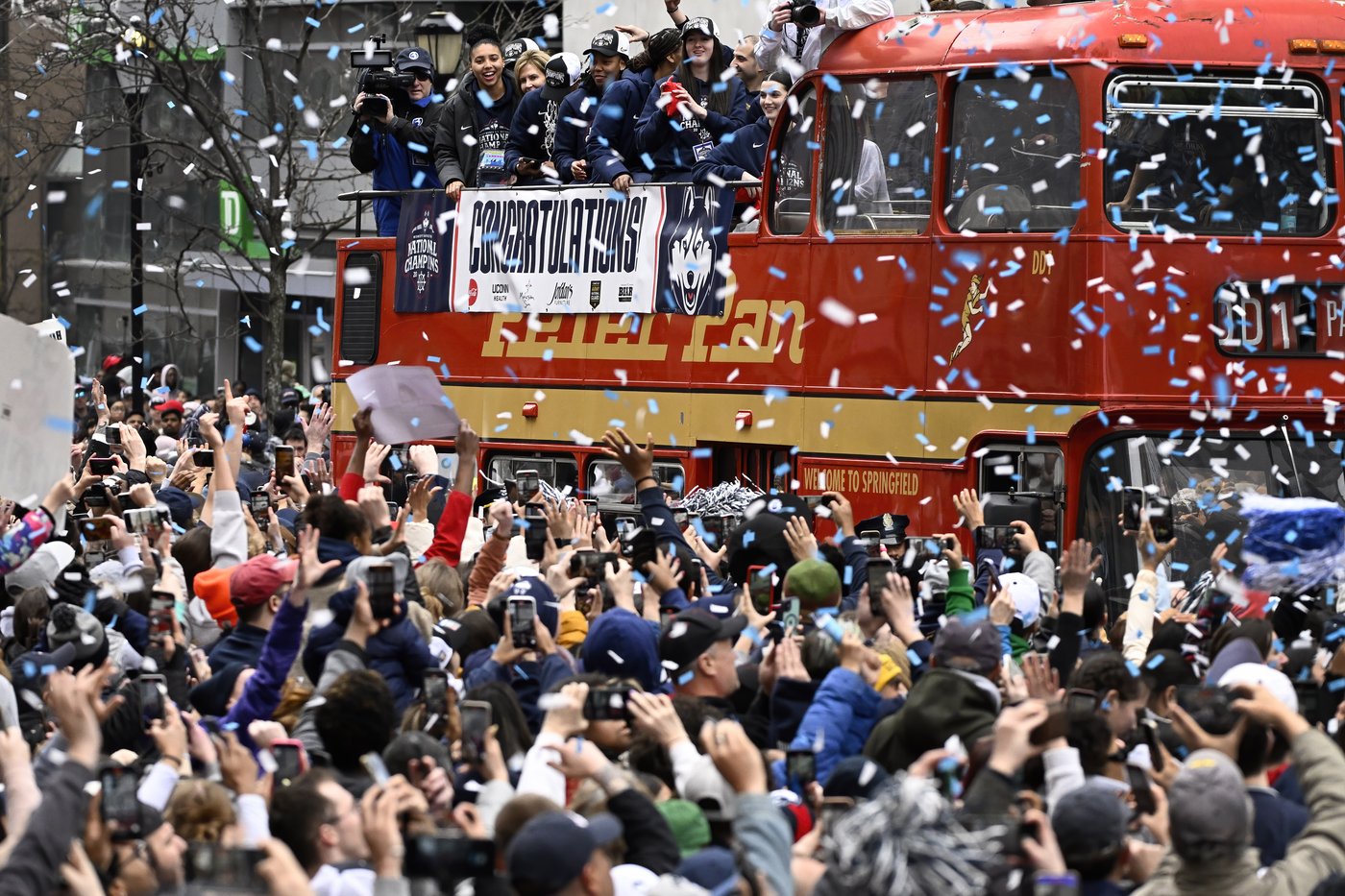 UConn women's basketball team Celebrates a "special day" with their fans with a championship parade | iNFOnews.ca
