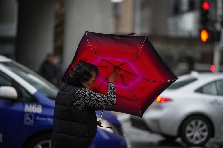 Environment Canada warns of high winds, power outages, snowfall on B.C. highways | iNFOnews.ca Environment Canada warns of high winds, power outages, snowfall on B.C. highways | iNFOnews.ca