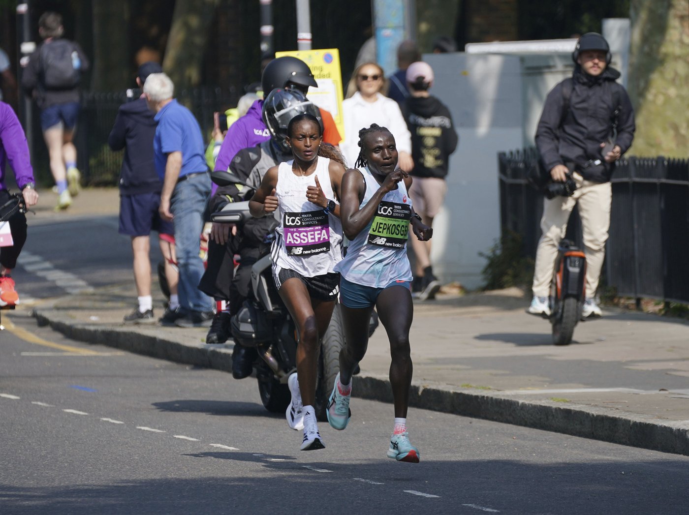 Assefa sets women's only record to win London Marathon women's race after late breakaway | iNFOnews.ca