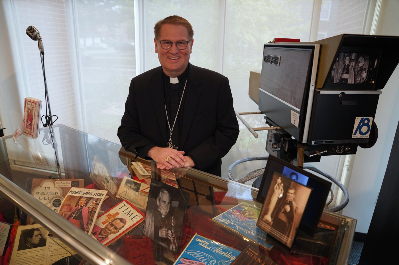 He captivated millions on TV. Now Archbishop Fulton Sheen is one step closer to sainthood | iNFOnews.ca