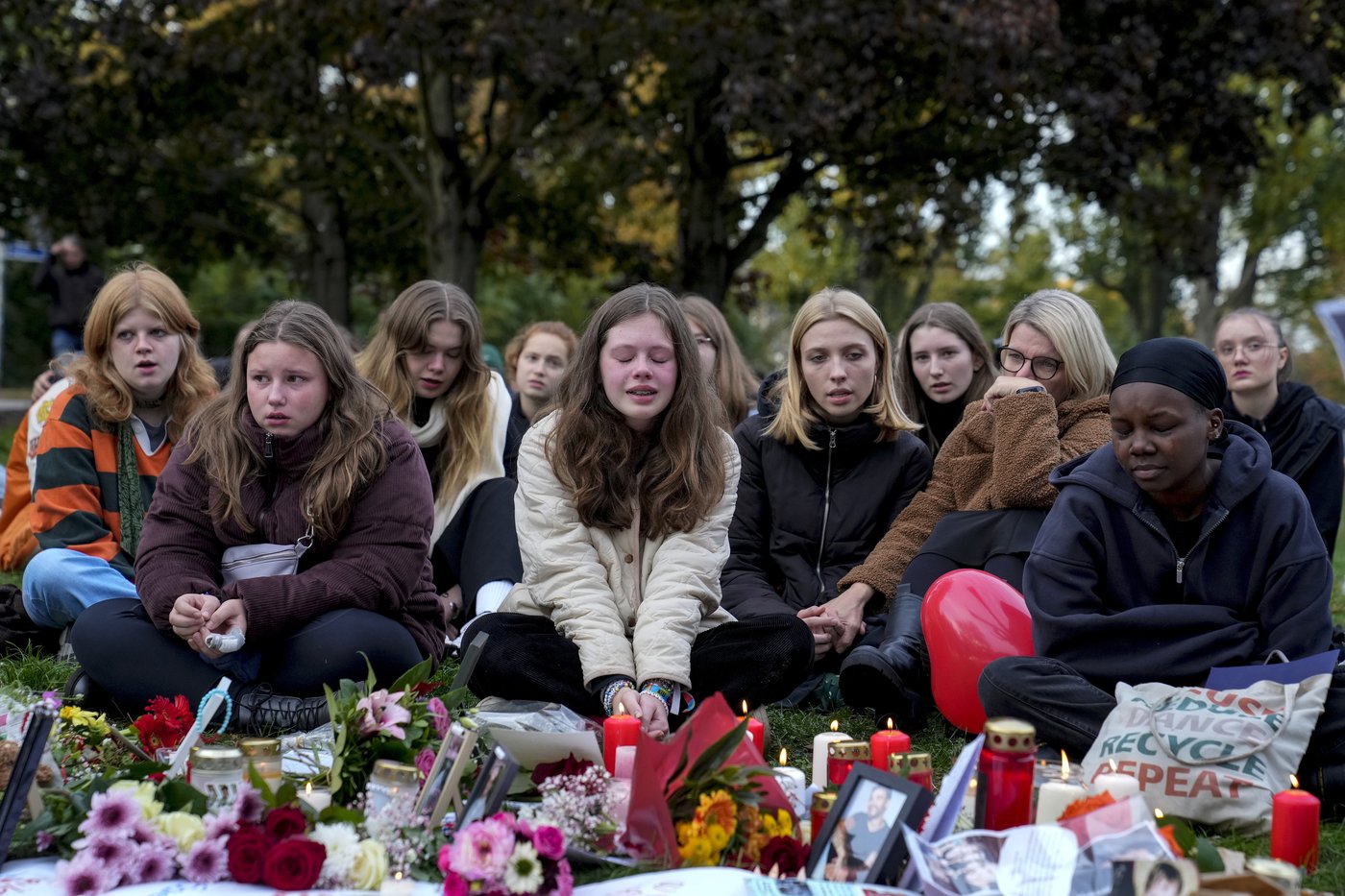 Directioners mourning singer Liam Payne leave tributes in London and other cities | iNFOnews.ca
