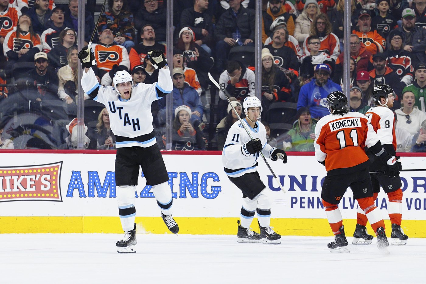 Logan Cooley breaks tie on power play, helps Utah beat the Flyers 4-2 | iNFOnews.ca