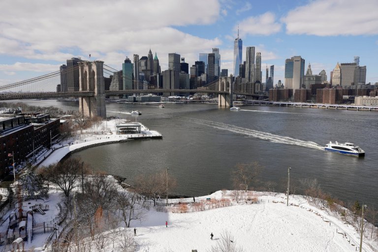 NYC police arrest man after officers were pelted during a snowball fight | iNFOnews.ca
