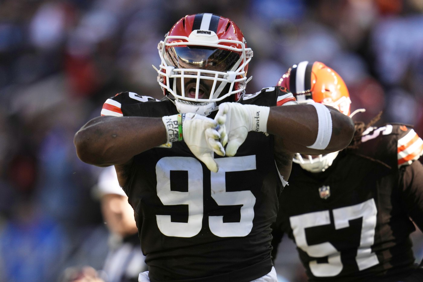 Justin Herbert throws 2 TD passes, Chargers clamp down on Jameis Winston in 27-10 win over Browns | iNFOnews.ca Justin Herbert throws 2 TD passes, Chargers clamp down on Jameis Winston in 27-10 win over Browns | iNFOnews.ca