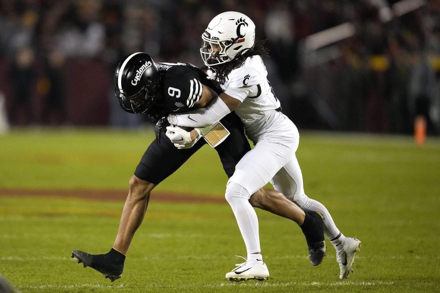 Rocco Becht throws for a score and runs for a score in Iowa State's 34-17 win over Cincinnati | iNFOnews.ca