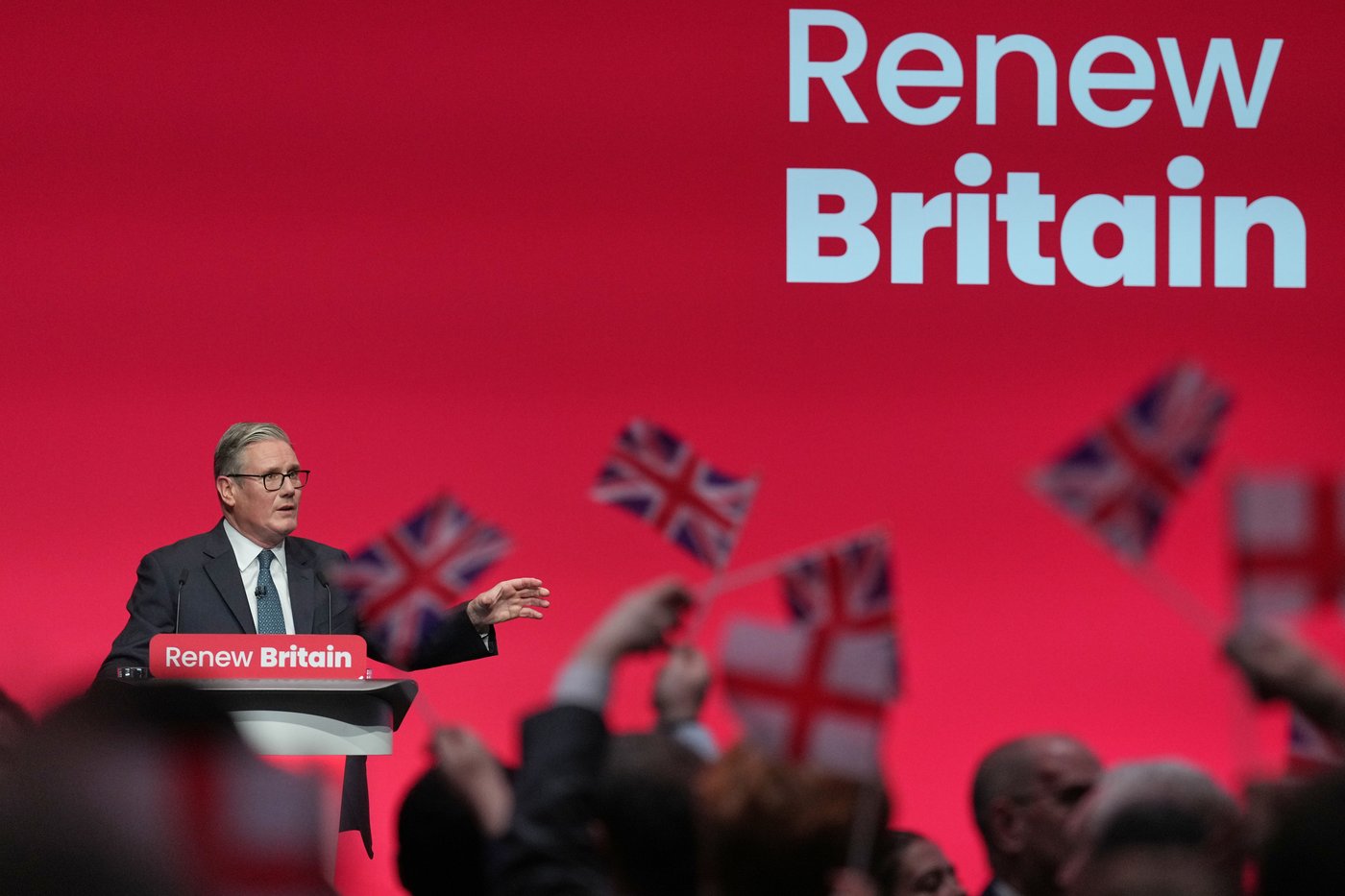 Starmer argues for inclusive patriotism and accuses Farage of trying to divide Britain | iNFOnews.ca