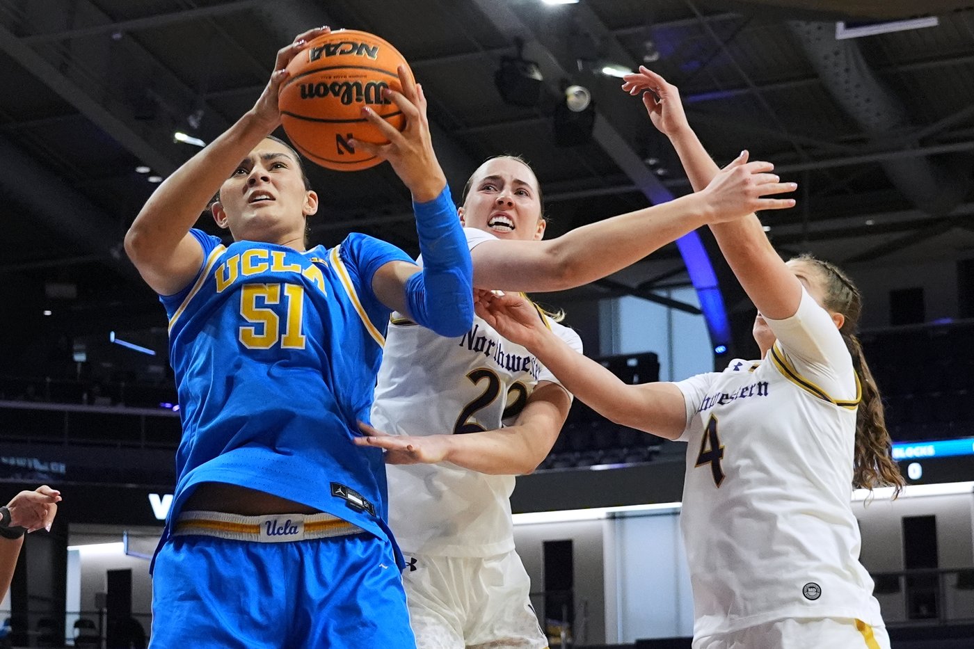 No. 3 UCLA dominates Northwestern 80-46 for 13th straight win | iNFOnews.ca