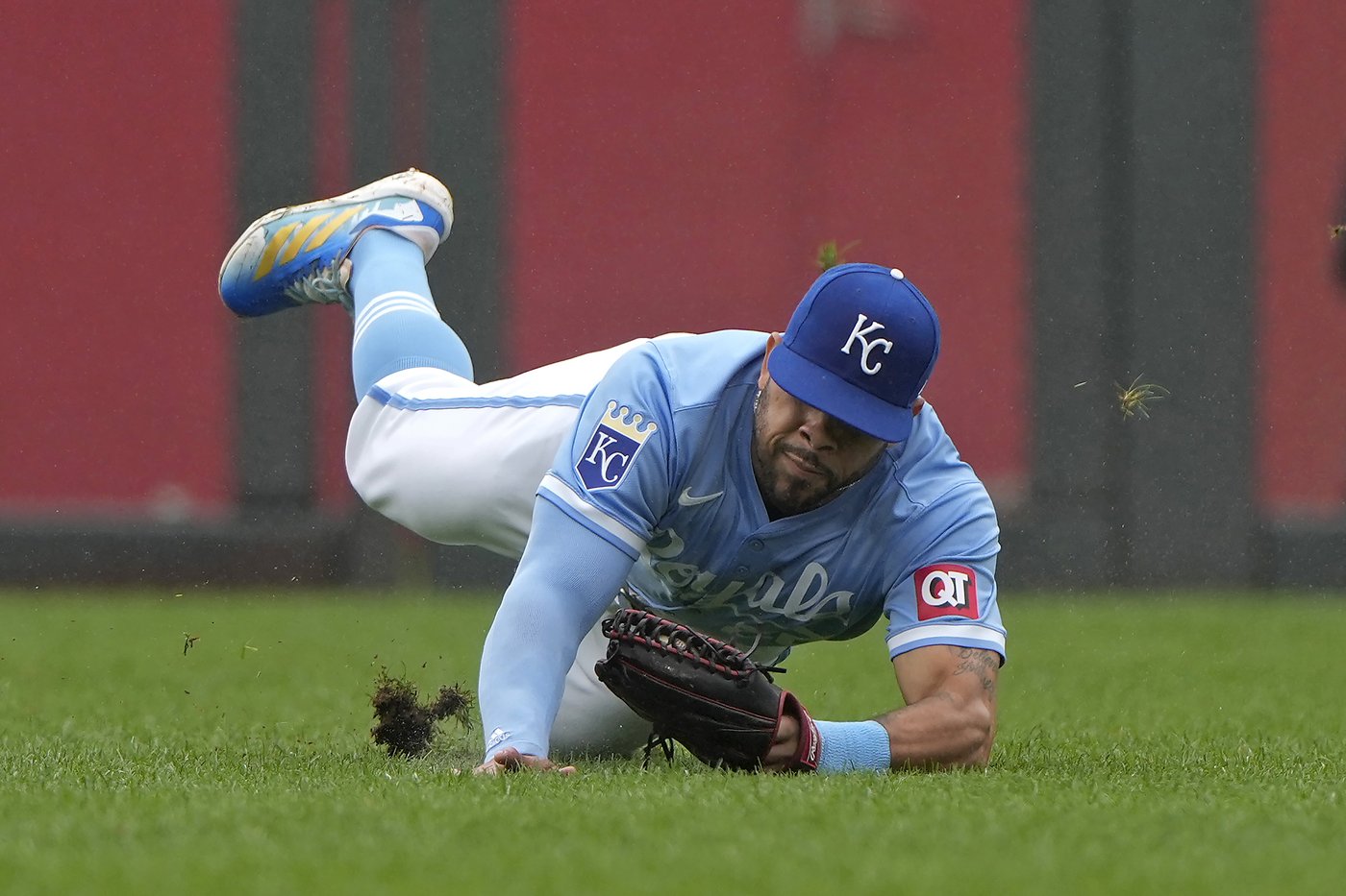 Snell strikes out 9 as the Giants beat the Royals 2-0 to complete a 3-game series sweep | iNFOnews.ca