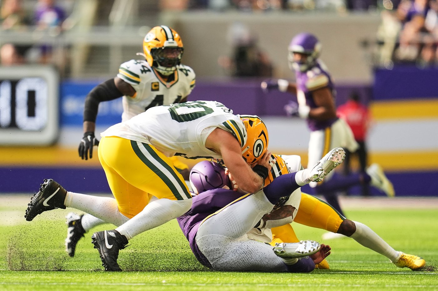 Vikings QB Murray leaves his debut in the 1st quarter with a concussion after a hit to the head | iNFOnews.ca Vikings QB Murray leaves his debut in the 1st quarter with a concussion after a hit to the head | iNFOnews.ca