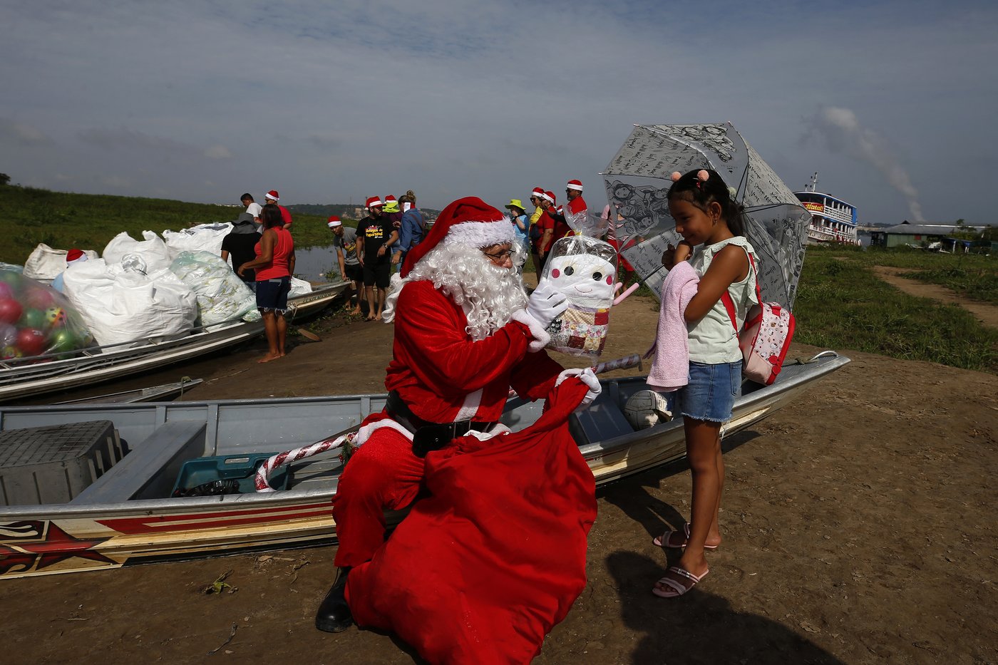 Santa braves the sticky heat of the Amazon jungle to bring gifts to children in remote village | iNFOnews.ca