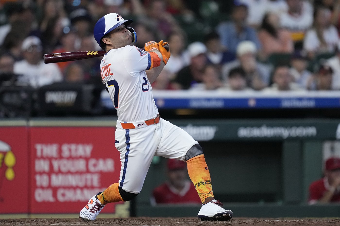 Astros star Jose Altuve asks out of leadoff spot to have more time to get ready to hit | iNFOnews.ca