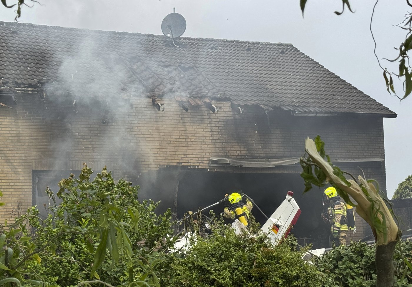 A small plane crashes into the terrace of a house in Germany. 2 people are dead | iNFOnews.ca