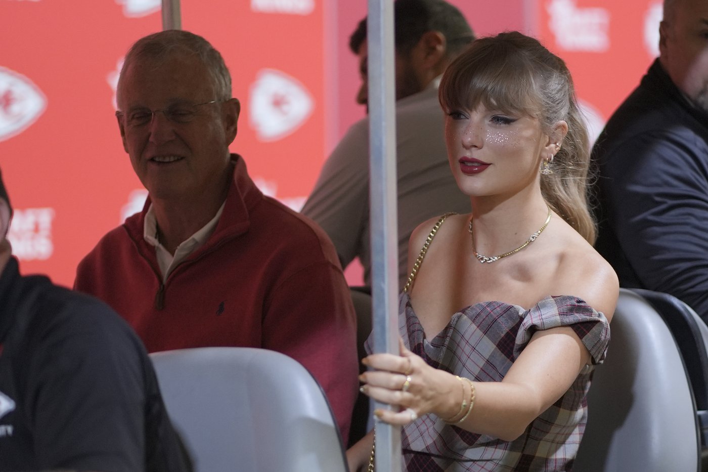Taylor Swift is back to watch Travis Kelce and the Chiefs with Eras Tour soon to resume | iNFOnews.ca Taylor Swift is back to watch Travis Kelce and the Chiefs with Eras Tour soon to resume | iNFOnews.ca