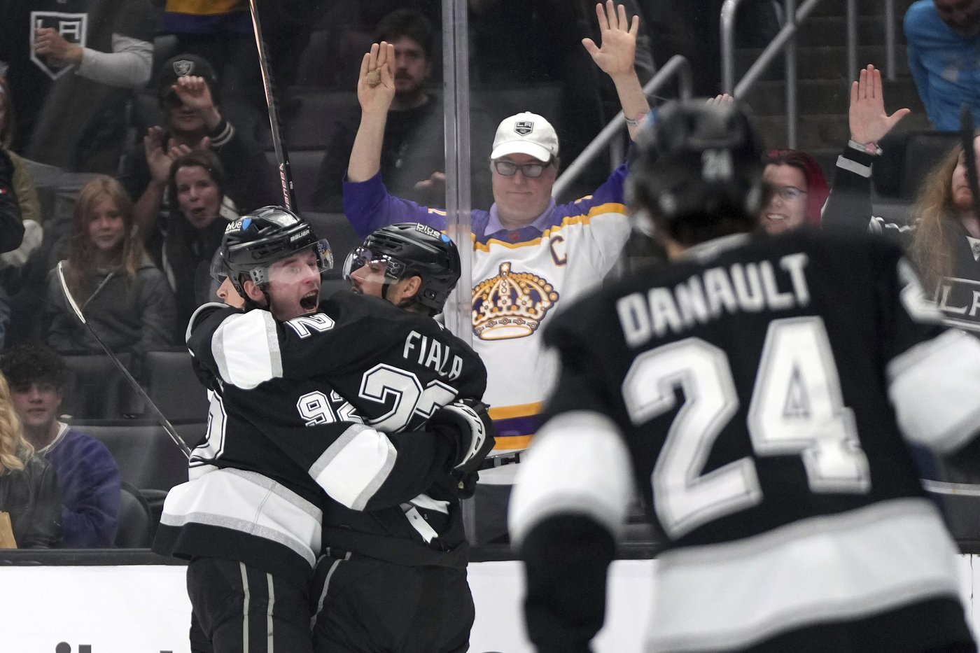 Kopitar helps the Kings beat the Senators 5-2 for their season-high 3rd straight win | iNFOnews.ca
