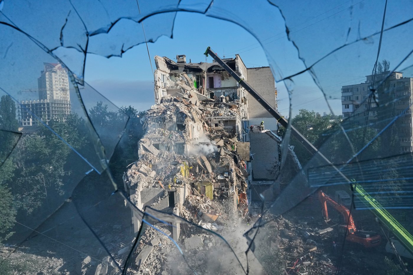 Photos show aftermath of large-scale Russian attack overnight in Kyiv | iNFOnews.ca