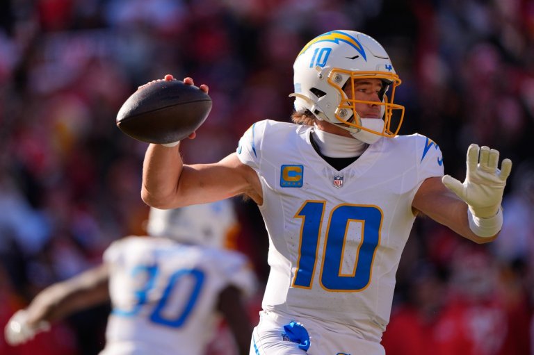 Injured Justin Herbert leads the Chargers' playoff push, and they can clinch at the Cowboys | iNFOnews.ca