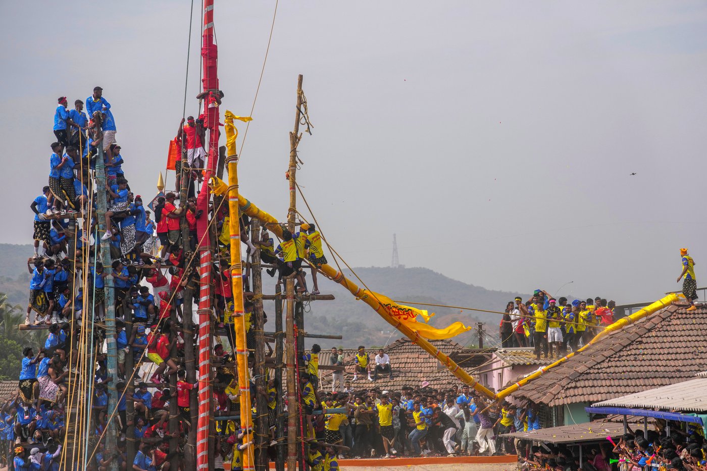 Villagers compete to erect huge bamboo poles at an Indian folk festival, in photos | iNFOnews.ca