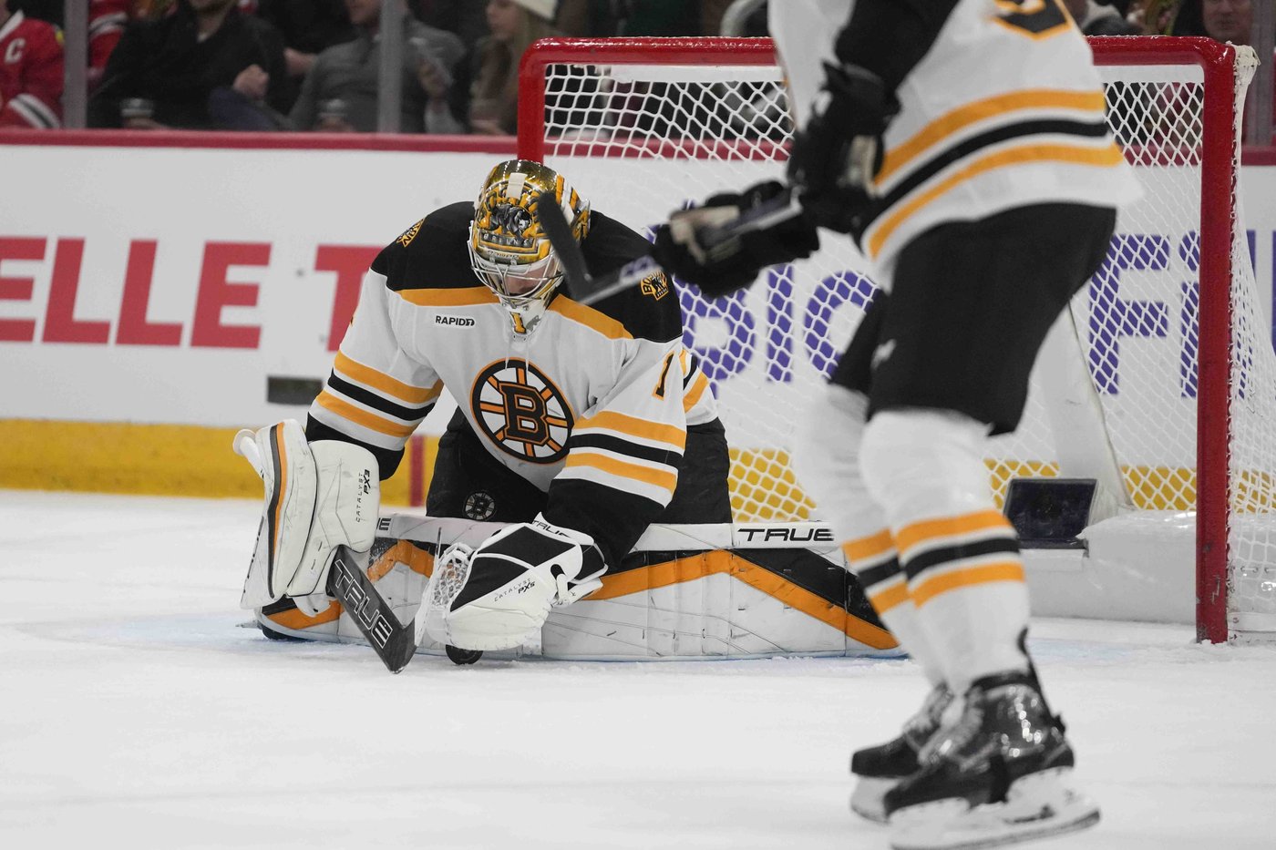 Marchand and Geekie help the Bruins beat the Blackhawks 4-2 for their 3rd consecutive win | iNFOnews.ca