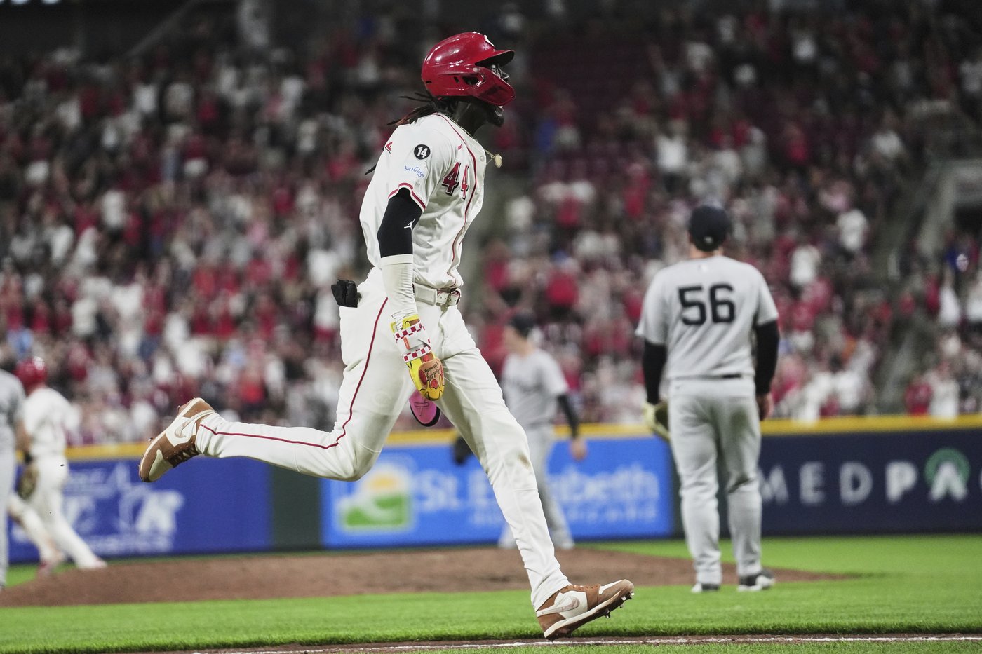 Lux's walkoff single in 2-run 11th gives Reds 5-4 win over Yankees | iNFOnews.ca Lux's walkoff single in 2-run 11th gives Reds 5-4 win over Yankees | iNFOnews.ca