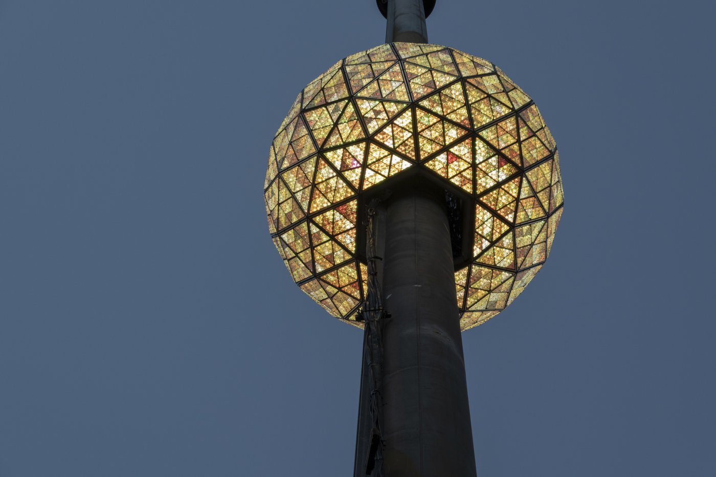 The world welcomes 2025 with light shows, embraces and ice plunges | iNFOnews.ca The world welcomes 2025 with light shows, embraces and ice plunges | iNFOnews.ca