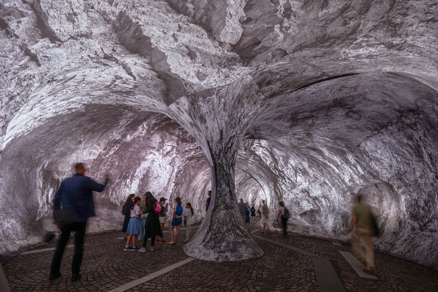 Monumental cave art on Paris' oldest bridge finally opens, as the public steps and sniffs inside | iNFOnews.ca