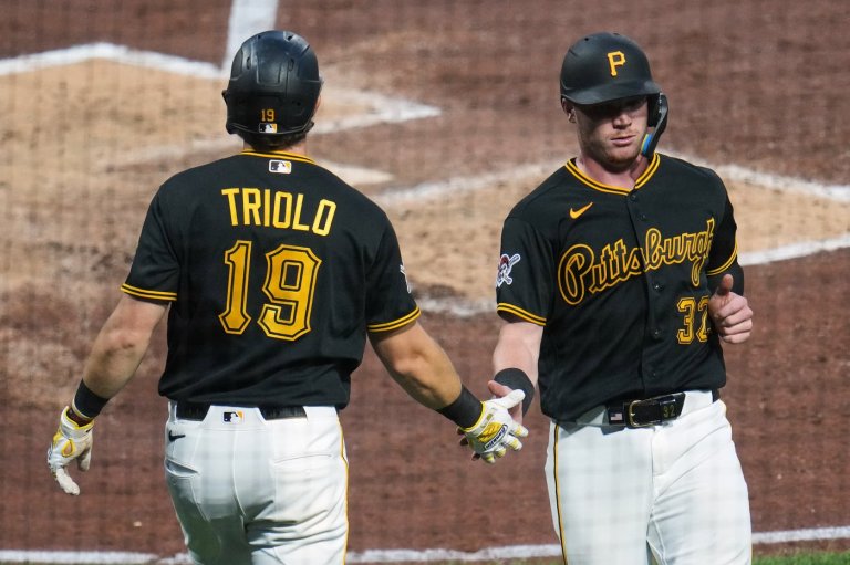 Pirates survive a wild 13-12 finish as a 9th-inning throwing error seals win over Giants | iNFOnews.ca