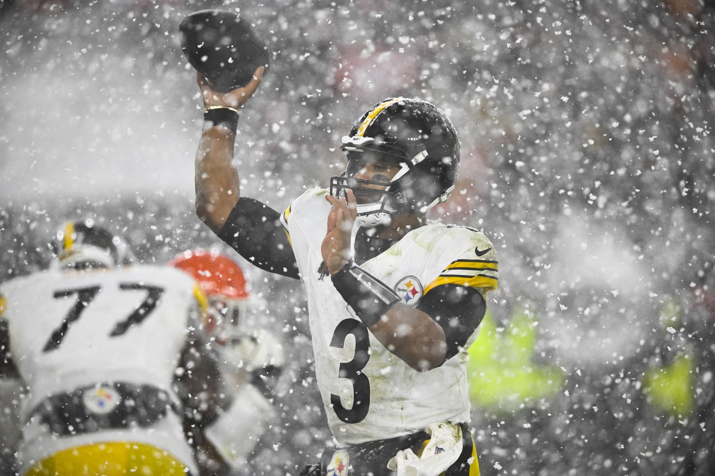 Nick Chubb plows through heavy snow for 2-yard TD, giving Browns 24-19 win over Steelers | iNFOnews.ca
