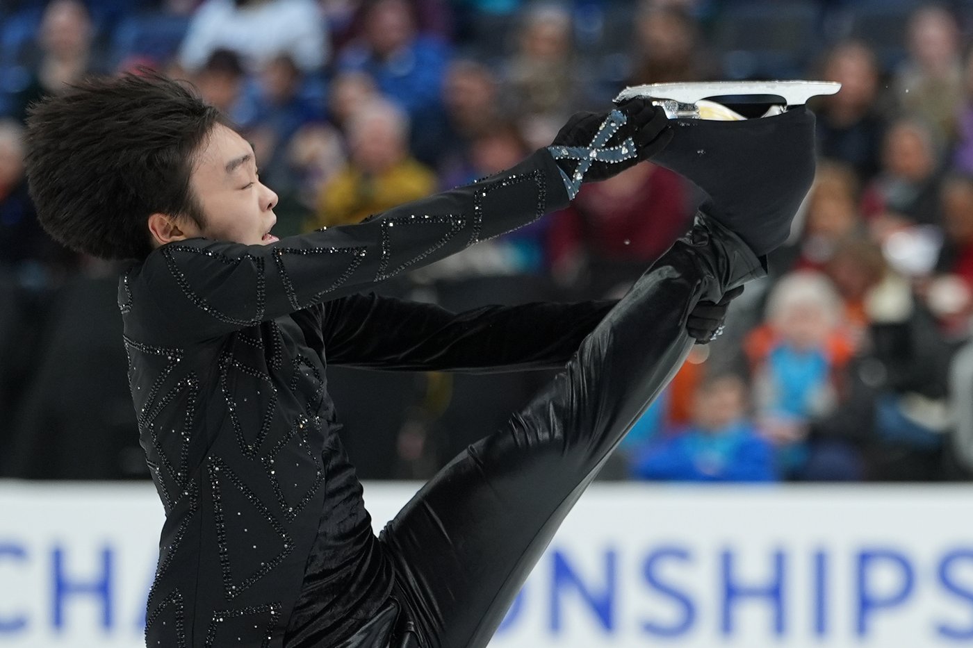 Stuffed dragons rain after Ilia Malinin's brilliant short program at US Figure Skating Championships | iNFOnews.ca