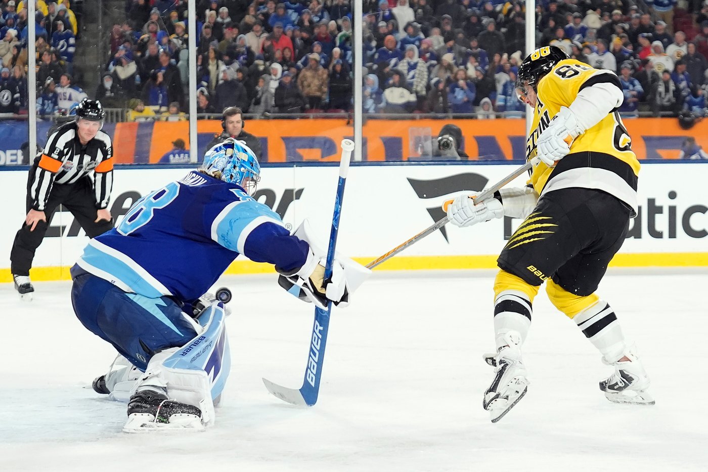 Viktor Arvidsson scores twice in the Bruins' 4-2 win over the Blue Jackets | iNFOnews.ca
