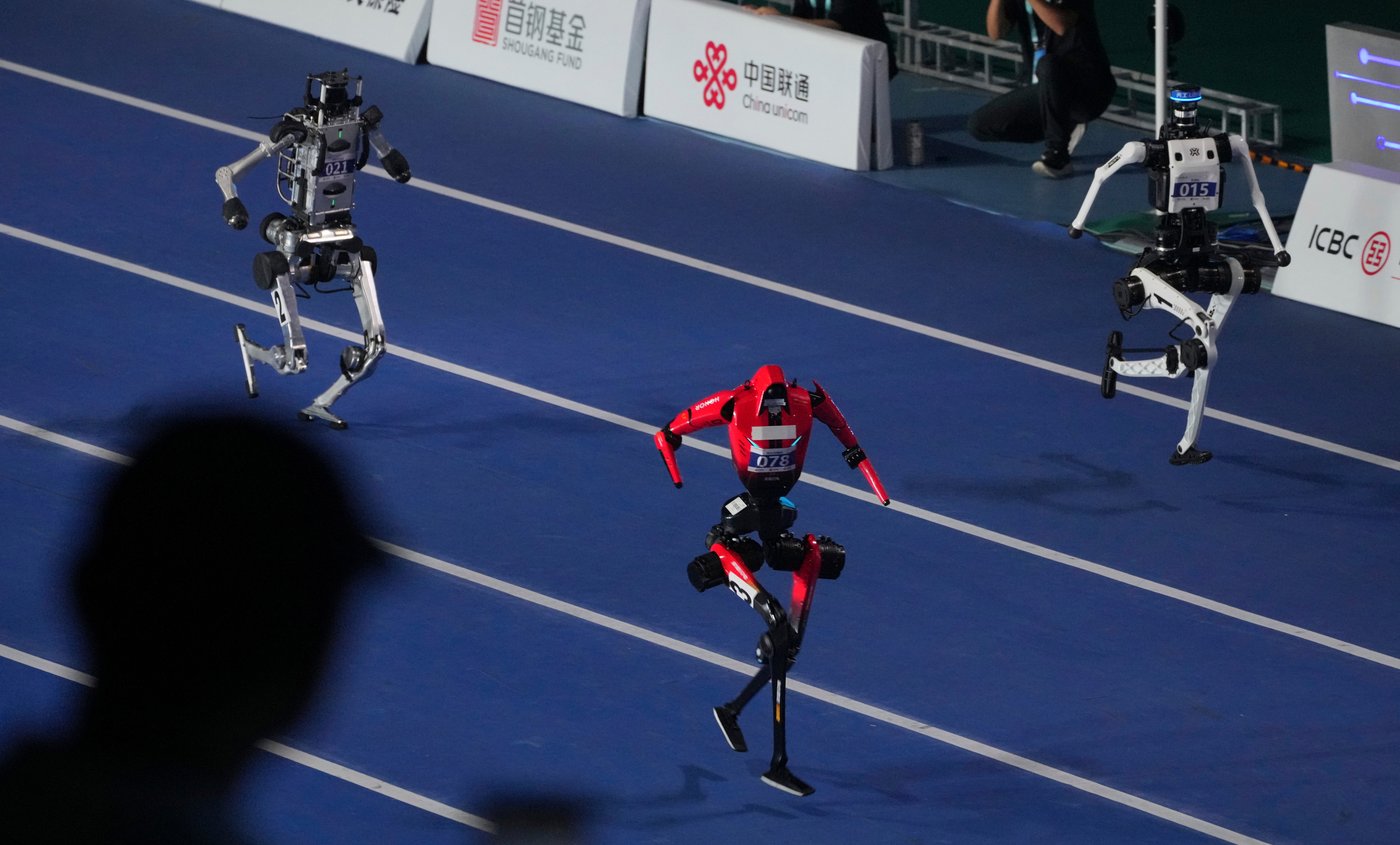 Humanoid robots sprint, play soccer and set records at Beijing games, in photos | iNFOnews.ca