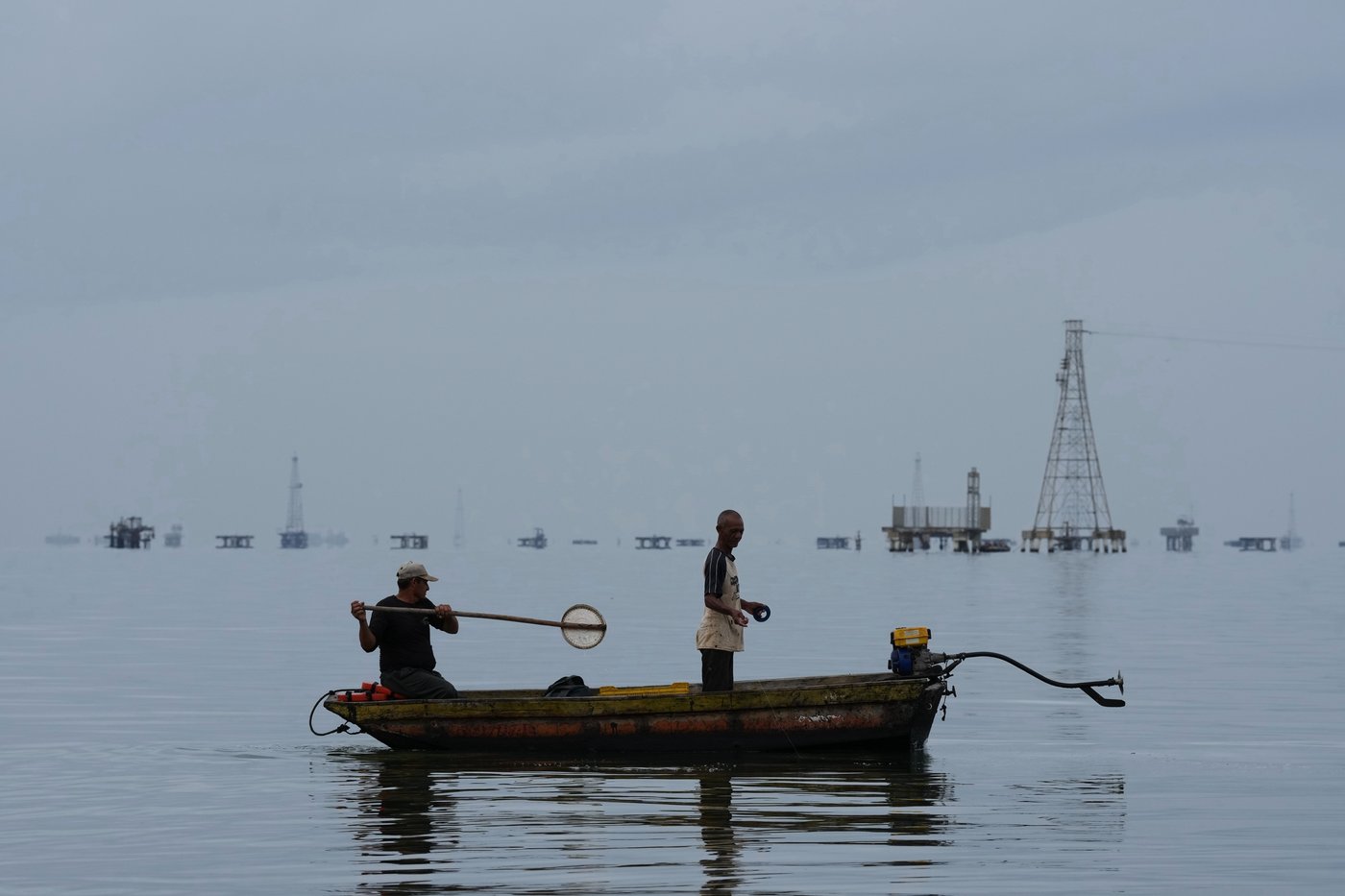 Photos show broken oil infrastructure and blackouts on Venezuela's Lake Maracaibo | iNFOnews.ca