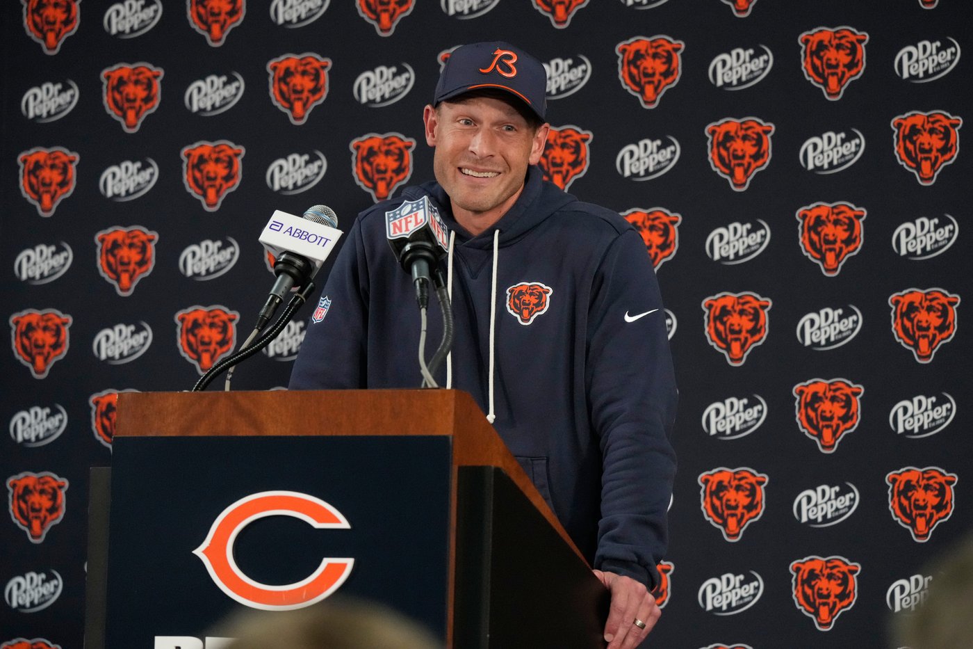 Keenum makes 'ceremonial first pitch' for the Bears before Bagent takes over at QB against the Jets | iNFOnews.ca