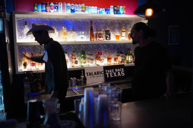 All eyes on Texas as the midterm elections officially begin, in photos | iNFOnews.ca