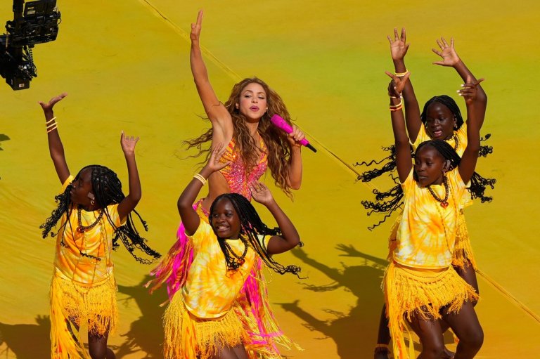 Shakira makes surprise visit to earthquake-damaged Colombian schools and says she will help rebuild | iNFOnews.ca