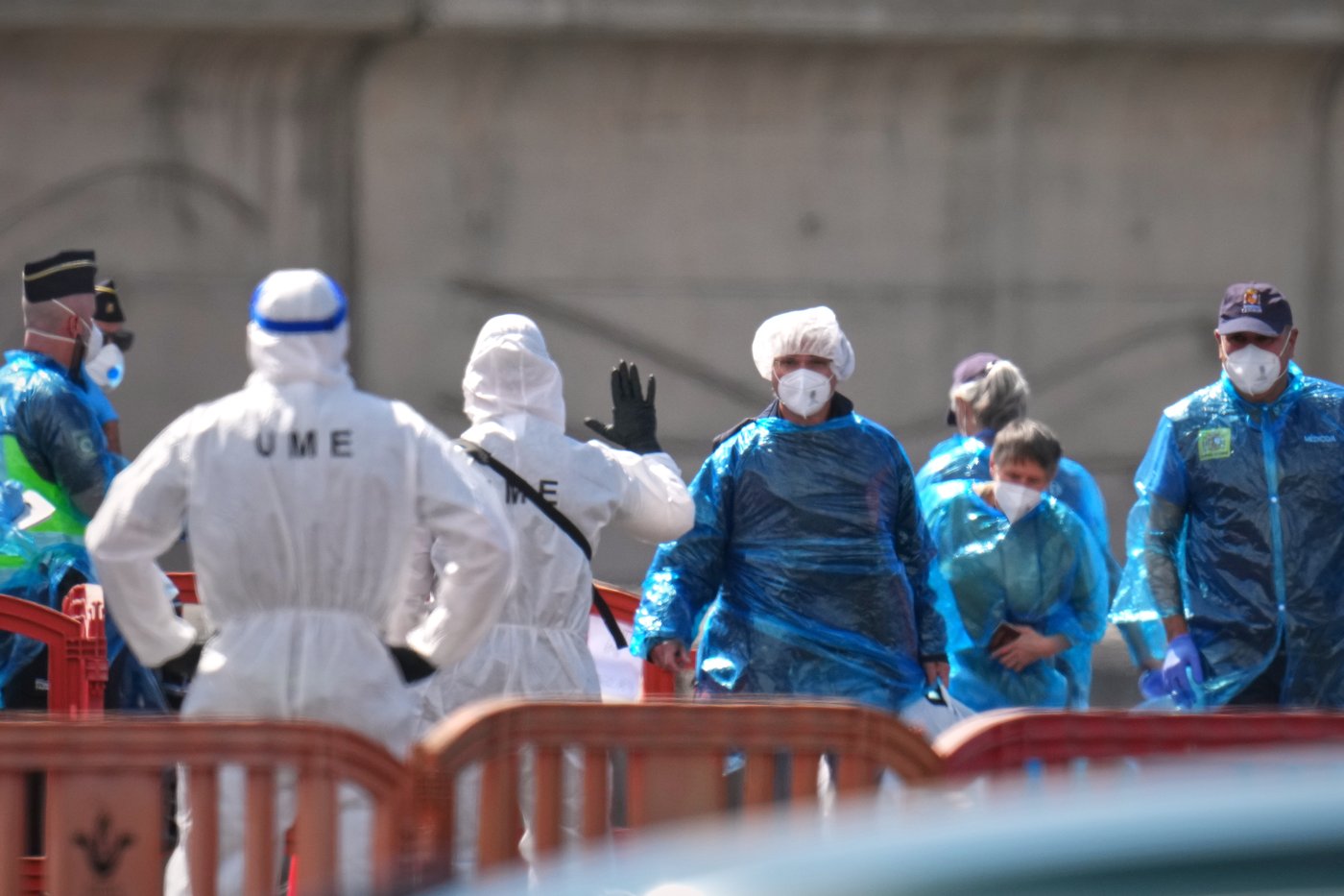 Passengers disembark from a hantavirus-stricken cruise ship, in photos | iNFOnews.ca