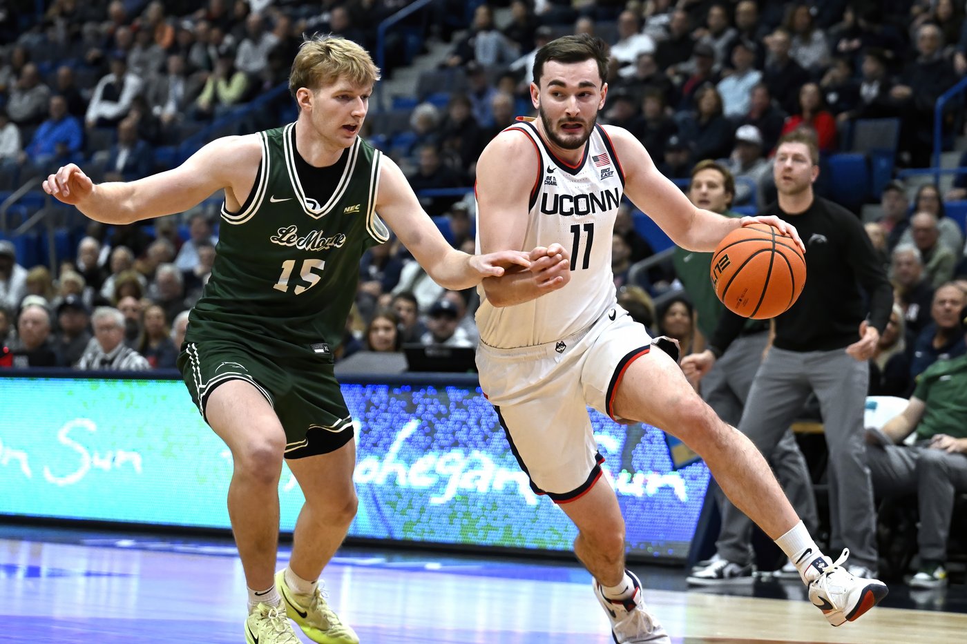 Alex Karaban, Solo Ball help No. 3 UConn rout Le Moyne 90-49 | iNFOnews.ca Alex Karaban, Solo Ball help No. 3 UConn rout Le Moyne 90-49 | iNFOnews.ca