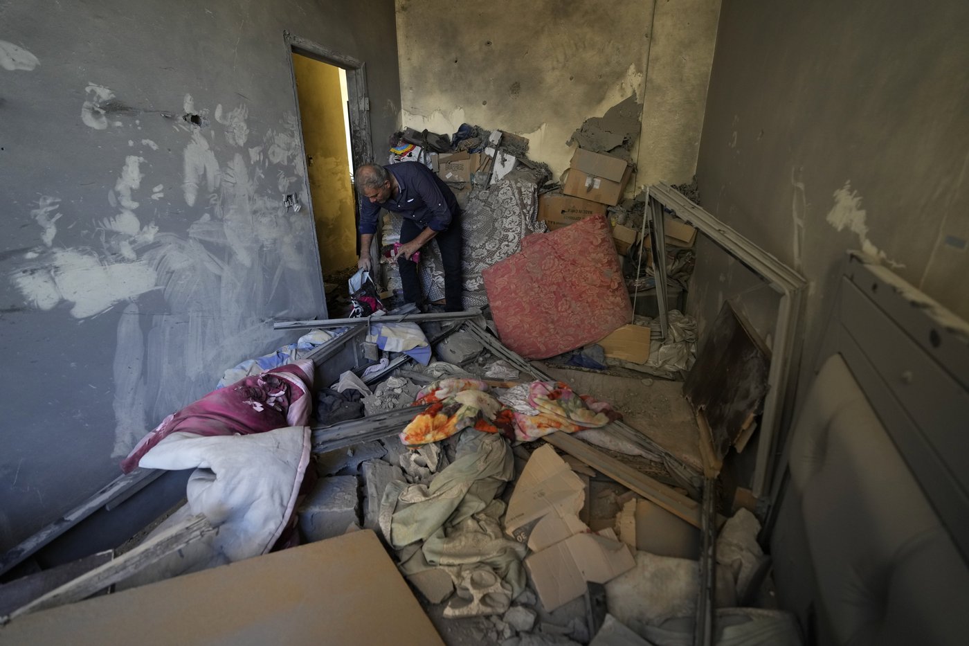 Rescuers pull 30 bodies from a building in central Lebanon hit in an Israeli strike | iNFOnews.ca
