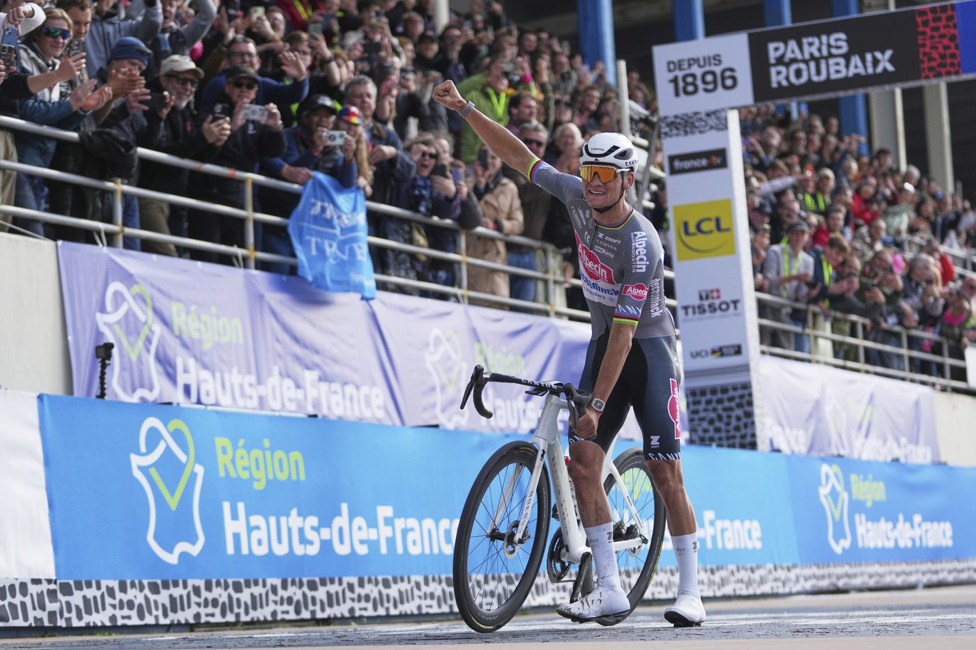 Van der Poel wins Paris-Roubaix again with Pogačar in second place after late crash | iNFOnews.ca