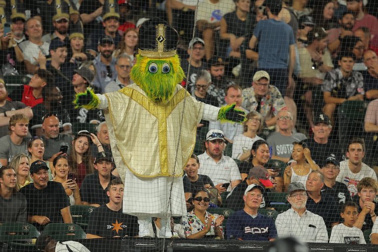 Reds rally late, beat the White Sox 5-4 in the 10th to spoil pope hat giveaway night | iNFOnews.ca