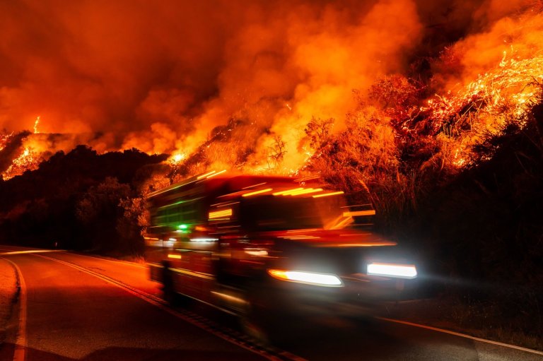 Wildfires burn along California's scenic Big Sur coast, in photos | iNFOnews.ca