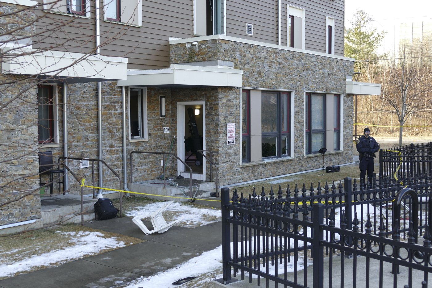 Man killed, 2 officers wounded in shootout at Connecticut apartment complex during search for drugs | iNFOnews.ca Man killed, 2 officers wounded in shootout at Connecticut apartment complex during search for drugs | iNFOnews.ca