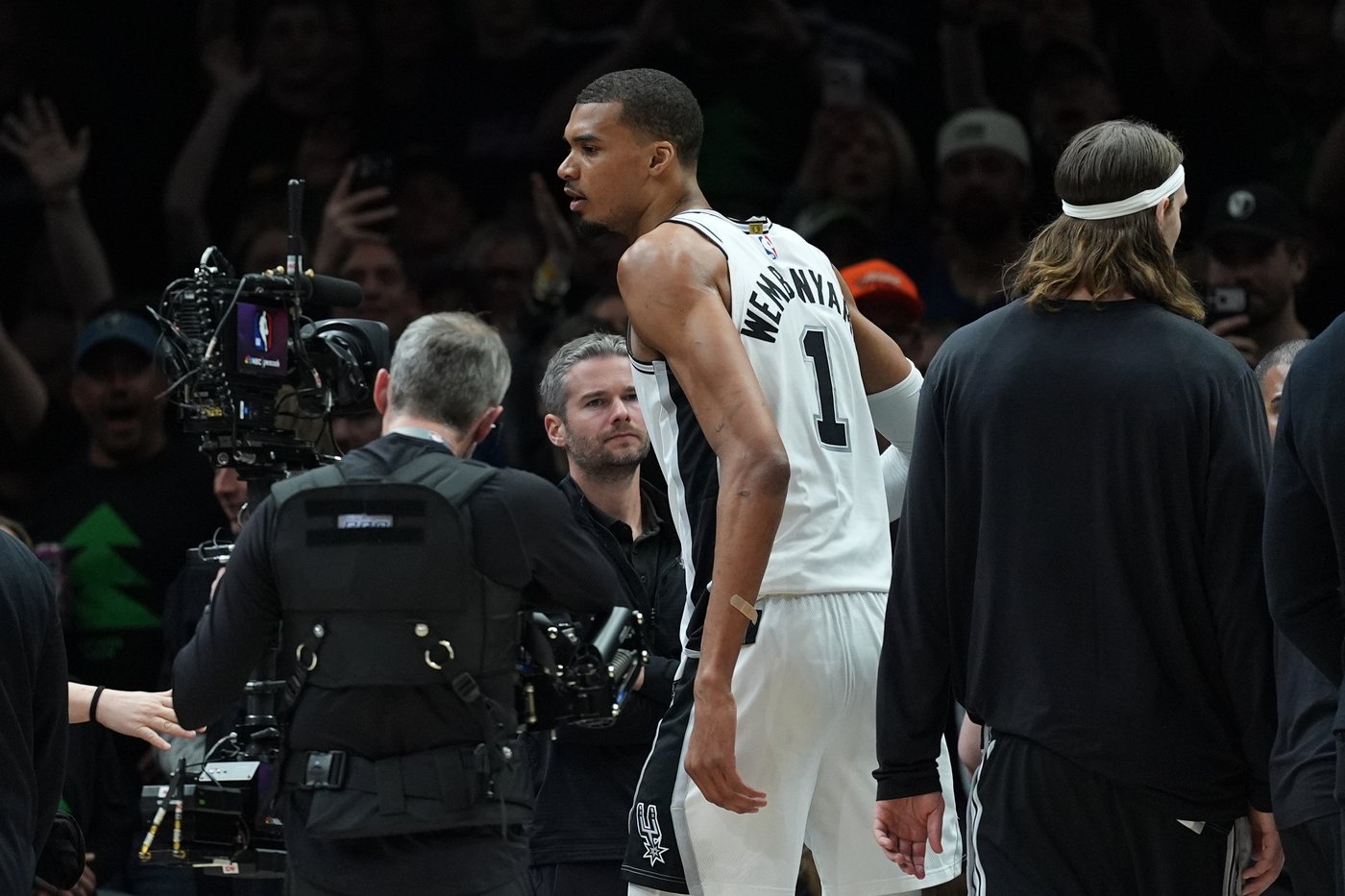 Spurs' Victor Wembanyama won't face further sanction for throwing an elbow, AP source says | iNFOnews.ca