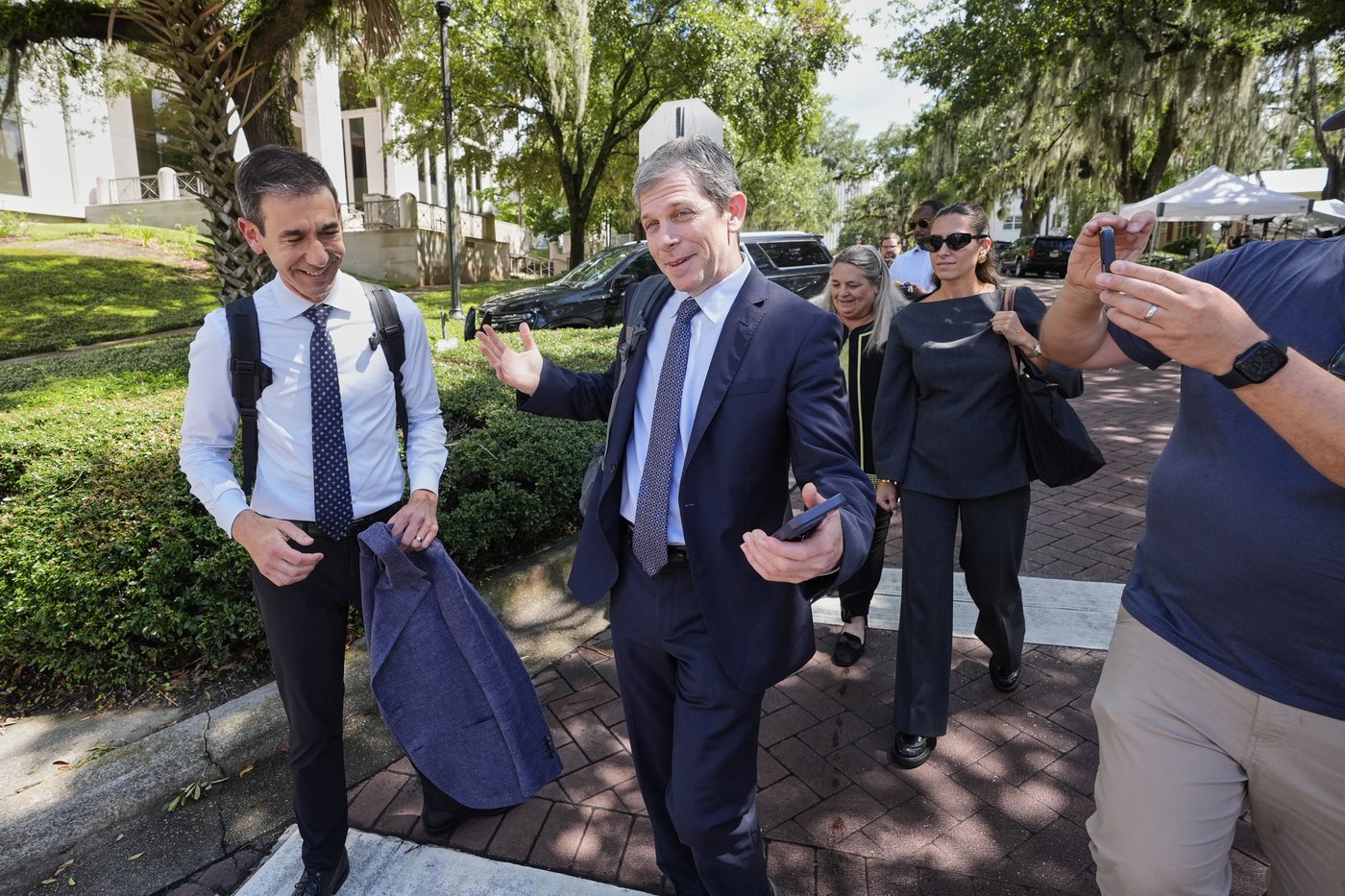 Justice Dept. official meets with Ghislaine Maxwell, Jeffrey Epstein's imprisoned former girlfriend | iNFOnews.ca