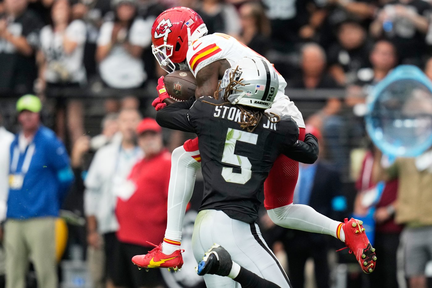 Chiefs beat the Raiders 30-27 to move to 4-0 behind Patrick Mahomes and Kenneth Walker III | iNFOnews.ca