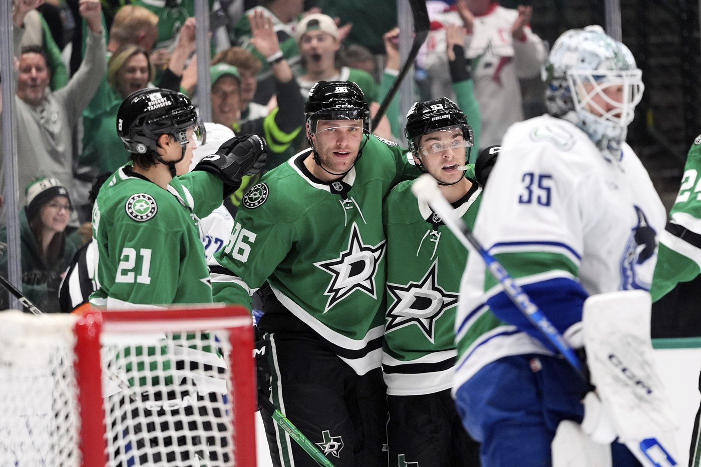 Sherwood's OT goal caps Canucks 3-goal comeback in final minute in 6-5 win over Stars | iNFOnews.ca