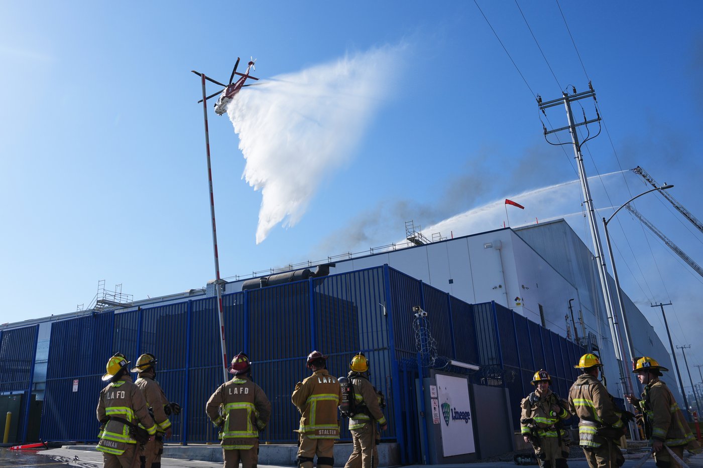 Los Angeles warehouse fire prompts shelter-in-place orders due to hazardous air | iNFOnews.ca Los Angeles warehouse fire prompts shelter-in-place orders due to hazardous air | iNFOnews.ca