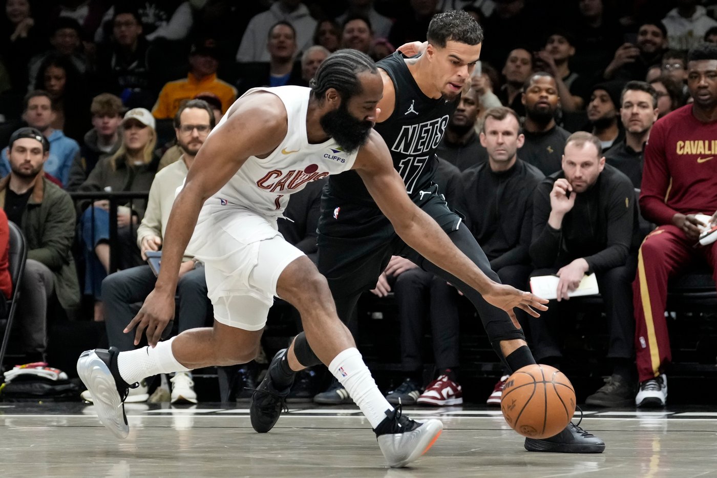 James Harden helps Cavs to a road win while playing with a broken thumb | iNFOnews.ca