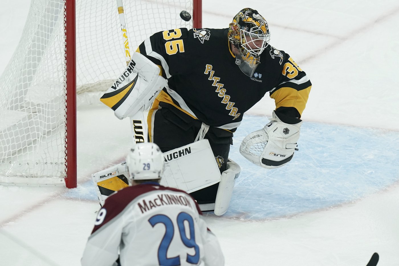 Rantanen records hat trick in 600th game and adds two assists as the Avalanche drill Pittsburgh 6-2 | iNFOnews.ca