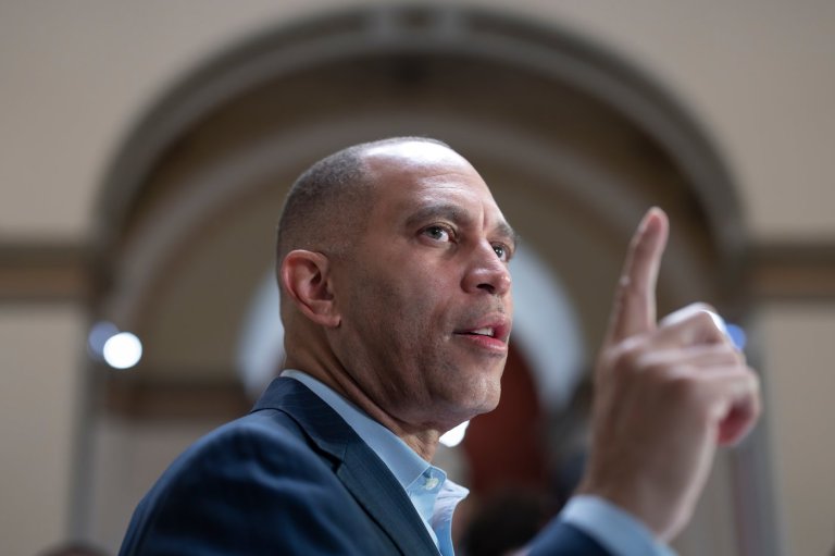 Man pardoned after storming Capitol is charged with threatening to kill Hakeem Jeffries | iNFOnews.ca