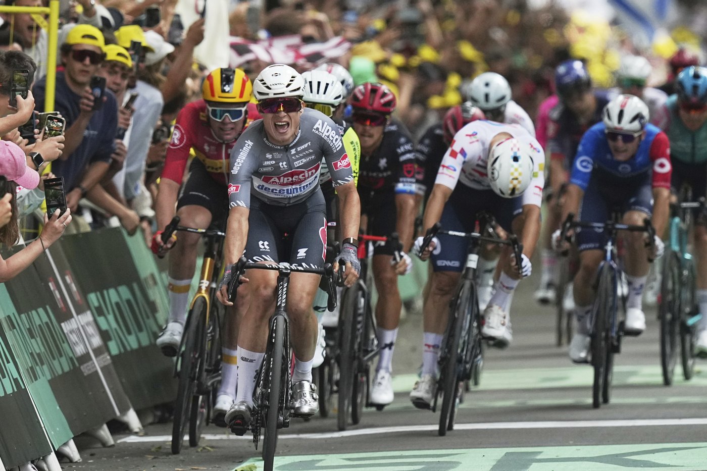 Tour de France: Philipsen wins first stage, Pogačar finishes safely | iNFOnews.ca